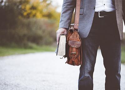 根据商务皮包不同的皮质来做不同的保养 以下为大家分析一下关于商务皮